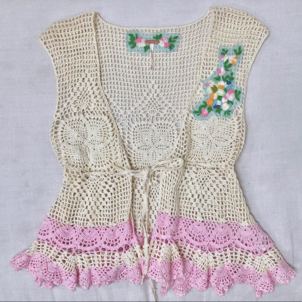 Embroidered crochet tank w/ tie front peplum waist